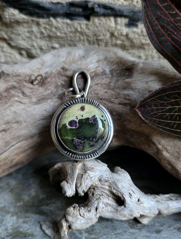 Pendentif serpentine stichtite / feuillage
