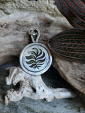 Pendentif serpentine stichtite / feuillage