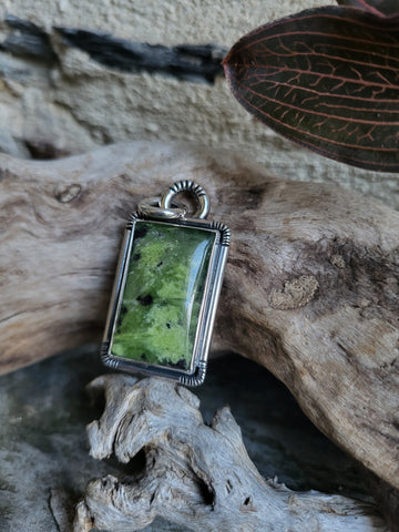 Pendentif jade nephrite/ feuillage