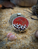Pendentif double face corail rouge/ cauris