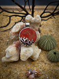 Pendentif double face corail rouge/ cauris
