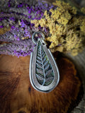 Pendentif serpentine stichtite/ fougère