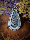 Pendentif serpentine stichtite/ fougère
